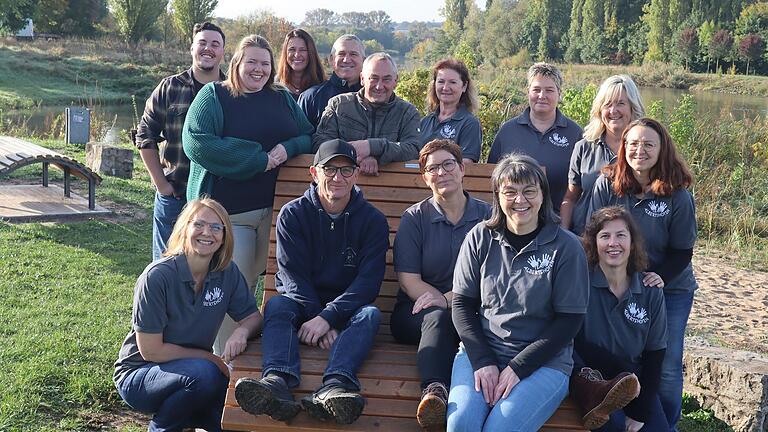 Das Foto zeigt hinten von links) Mario Schmer (Jugendtreff), Theresa Reidelbach (TSV Albertshofen, Jugendabteilung), Marion Reiter (Haus für Kinder), Matthias Hofmann (FFW), Horst Reuther (Bürgermeister, Gemeinde Albertshofen), Elke Feld, Sonja Lapp, Elisabeth König, Lucia Cangelosi, (vorne) Kathrin Klügl, Peter Reidelbach (FFW), Sandra Thomas, Sonja Rabenstein und Annette Flammersberger.