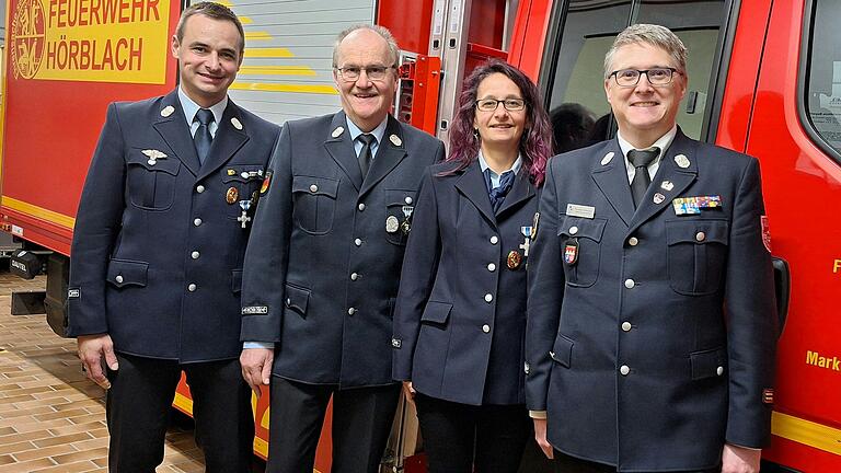 Hans-Jürgen Babich (Zweiter von links) ist jetzt Ehrenmitglied der Feuerwehr Hörblach. Mit im Bild sind Kommandant Michael Ort, die neue Vorsitzende Iris Ort und ihr Vorgänger Thomas Grimmer (von links). Hans-Jürgen Babich (Zweiter von links) ist jetzt Ehrenmitglied der Feuerwehr Hörblach. Mit im Bild sind Kommandant Michael Ort, die neue Vorsitzende Iris Ort und ihr Vorgänger Thomas Grimmer (von links).