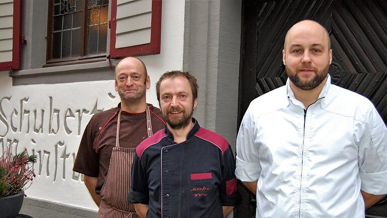 Inhaber und Küchenchef Christian Hippler (von rechts) freut sich mit seinen Köchen Manfred Werner und Michael Gradert über die Michelin-Auszeichnung Sigismund von Dobschütz       -  Inhaber und Küchenchef Christian Hippler (von rechts) freut sich mit seinen Köchen Manfred Werner und Michael Gradert über die Michelin-Auszeichnung Sigismund von Dobschütz