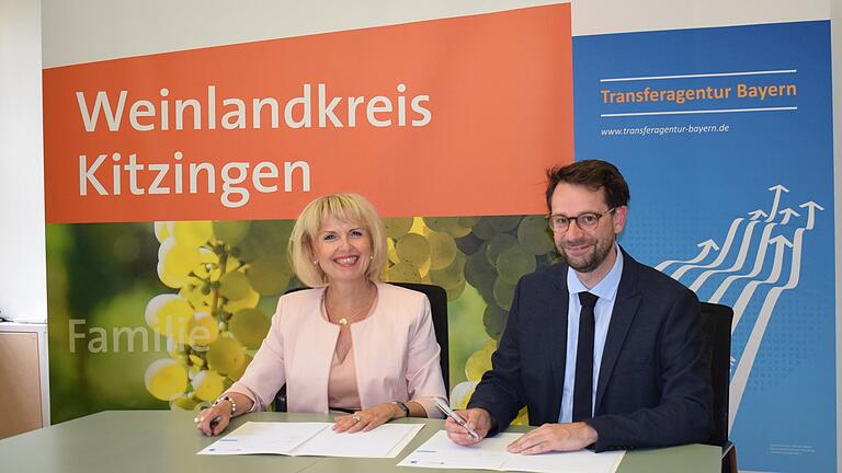 Landrätin Tamara Bischof und Florian Neumann, Leiter Regionalbüro Nord der Transferagentur, unterzeichneten eine Kooperationsvereinbarung zum Kommunalen Bildungsmanagement. Landrätin Tamara Bischof und Florian Neumann, Leiter Regionalbüro Nord der Transferagentur, unterzeichneten eine Kooperationsvereinbarung zum Kommunalen Bildungsmanagement.