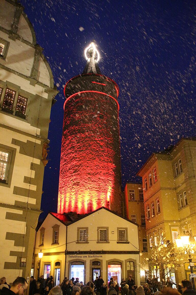 Rund um den als größte Adventskerze Bayerns beleuchteten Marktturm fand zu jeder vollen Stunde ein Schneetreiben statt. Eine Schneekanone sorgte hier für winterliche Atmosphäre.