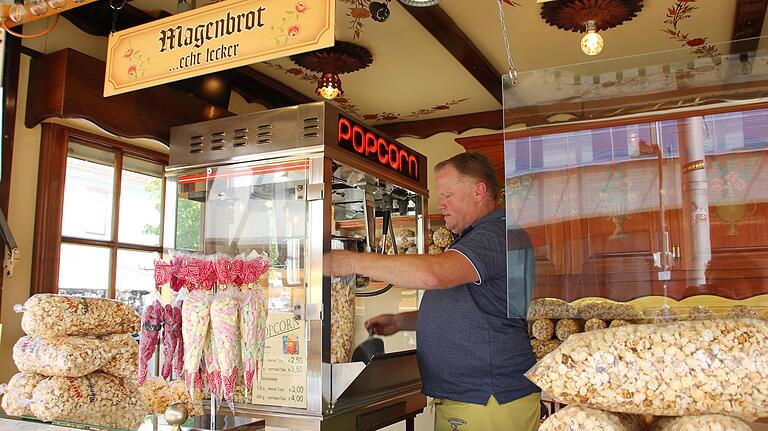 Der Duft von gebrannten Mandeln liegt in der Luft: Am Adenauerplatz stehen derzeit Marktkaufleute. Der Duft von gebrannten Mandeln liegt in der Luft: Am Adenauerplatz stehen derzeit Marktkaufleute. 