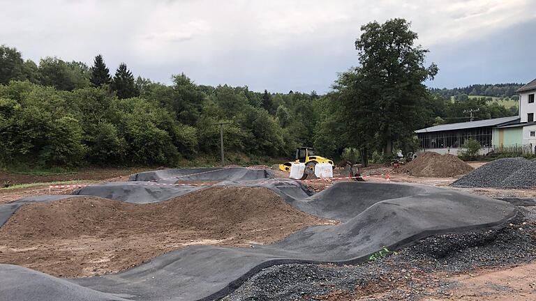 Nimmt Tag für Tag Formen an: Der neue Pumptrack in Wildflecken. Foto: Sebastian Schmitt       -  Nimmt Tag für Tag Formen an: Der neue Pumptrack in Wildflecken. Foto: Sebastian Schmitt