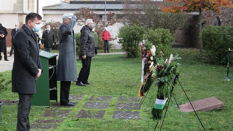 Zur Gedenkfeier am Volkstrauertag legten (von links) Bürgermeister Armin Warmuth, General Michael Matz und VdK-Ortsvorsitzender Georg Väth Kränze am Mahnmal an der Pfarrkirche St. Johannes nieder.  Foto: Winfried Ehling       -  Zur Gedenkfeier am Volkstrauertag legten (von links) Bürgermeister Armin Warmuth, General Michael Matz und VdK-Ortsvorsitzender Georg Väth Kränze am Mahnmal an der Pfarrkirche St. Johannes nieder.  Foto: Winfried Ehling