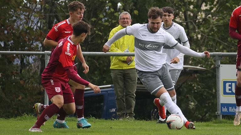 Vincent Held (am Ball) brachte den FC Geesdorf mit seinem Treffer zum 1:0 auf die Siegerstraße gegen den SSV Jahn Regensburg II. Vincent Held (am Ball) brachte den FC Geesdorf mit seinem Treffer zum 1:0 auf die Siegerstraße gegen den SSV Jahn Regensburg II.