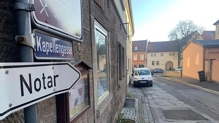 Die Kapellengasse soll hergerichtet werden, Geplant ist, den  Gehweg auf die andere Straßenseite zu verlegen. Ob sie dann zur Einbahnstraße wird, ist noch offen.       -  Die Kapellengasse soll hergerichtet werden, Geplant ist, den  Gehweg auf die andere Straßenseite zu verlegen. Ob sie dann zur Einbahnstraße wird, ist noch offen.