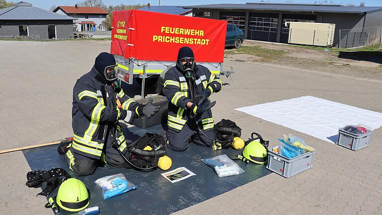 Erster Schritt anhand eines Beispielbildes der Prichsenstädter Feuerwehr: Die noch 'kontaminierten' Feuerwehrmänner befinden sich im schwarzen Bereich.