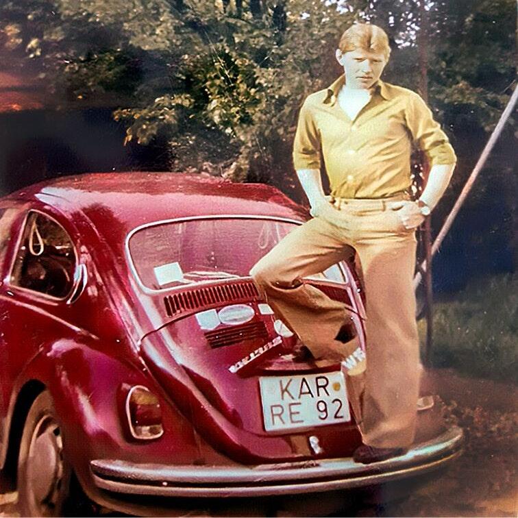 Arnold Grimm im Alter von ca. 19 Jahren. Im Laufe seines Lebens hat er rund 17 verschiedene Autos besessen. Arnold Grimm im Alter von ca. 19 Jahren. Im Laufe seines Lebens hat er rund 17 verschiedene Autos besessen.