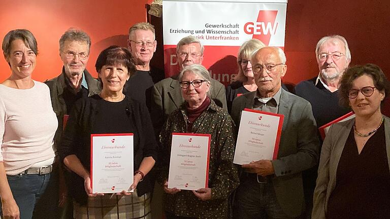 Stellvertretend für 1110 Jahre Mitgliedschaft in der Bildungsgewerkschaft GEW (von links): Bezirksvorsitzende Monika Hartl, Peter Etthöfer (50), Karola Rimmel (30), Bernhard Möller (30), Volkmar Topp (50), Hildegard Wagner-Koch (50), Petra Held (25), Bernd Moser (50), Helmut „Charlie“ Radler (45) und Laudatorin Freya Altenhöner, die zweite Vorsitzende des GEW-Kreisverbandes.