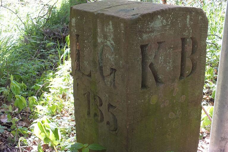 Die Buchstaben KB auf diesem Grenzstein zwischen Bettingen und Homburg erinnern an das Königreich Bayern. LG steht für Landesgrenze.