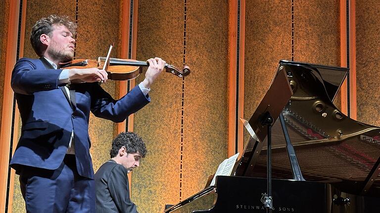 Hingabe an die Musik: Timothy Ridout mit der Viola (links) und Federico Colli am Flügel.       -  Hingabe an die Musik: Timothy Ridout mit der Viola (links) und Federico Colli am Flügel.