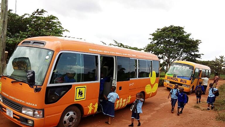 Ein Schulbus wird benötigt.       -  Ein Schulbus wird benötigt.