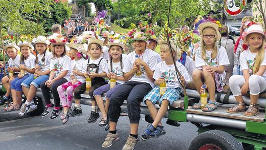 Nachwuchssorgen? Welche Nachwuchssorgen? Die Nachwuchsblouburschen und -mädchen stehen schon in den Startlöchern, um die Mittelsinner Kirbtradition weiterzuführen. Wenn sie groß sind, dürfen sie den großen Kirbbaum aufstellen.