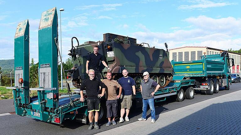 Sie haben den Mannschaftstransportwagen M 113 in Wildfleckens Rhön-Kaserne auf den Tieflader der Firma Streck-Eisenmann aufgeladen und dann nach Mellrichstadt ins Hainberg-Areal gebracht: (von links) Louis Roßdeutsch, Julian Dytrt (beide Streck-Eisenmann), Rainer Leeb, Philipp Leeb und KFG-Vorsitzender Gerd Höhn