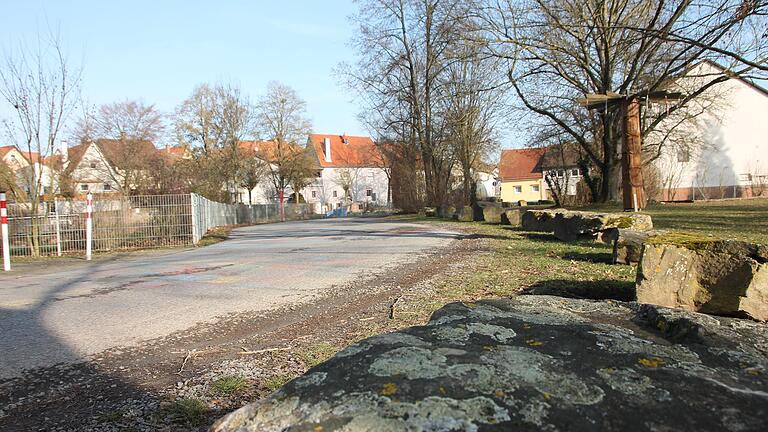 Die sogenannte Baustraße führt vom Mainkaiparkplatz am Biergarten am Main und am Mehrgenerationenspielplatz vorbei zur Lengfurter Straße. Und offiziell gibt es sie gar nicht. Darum hätte sie die SPD-Fraktion in der Stadtratssitzung am 7. Februar gerne geschlossen.