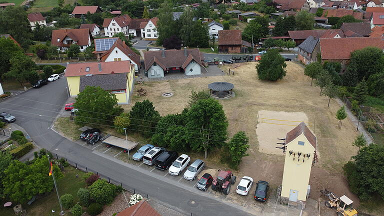 Mit Fahrzeugen hatten Diebacher den Dorfplatz blockiert, um den Anschluss eines neuen Trafohäuschens (auf dem Foto hier hinter dem bestehenden Trafoturm) zu verhindern. Mit Fahrzeugen hatten Diebacher den Dorfplatz blockiert, um den Anschluss eines neuen Trafohäuschens (auf dem Foto hier hinter dem bestehenden Trafoturm) zu verhindern.
