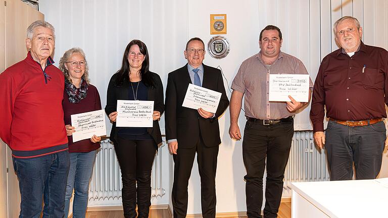 Nach der Auflösung der Freien Wähler-Ortsgruppe Rechtenbach konnten sich fünf Ortsvereine über eine Spende freuen (von links): Otmar Hartung (Freie Wähler), Maria Adolf (Sängerrunde), Manuela Emrich (Rechtenbacher Musikanten), Roland Hartung (Johanniszweigverein), Christian Lang (Feuerwehr) und Klaus Bartel (Freie Wähler).