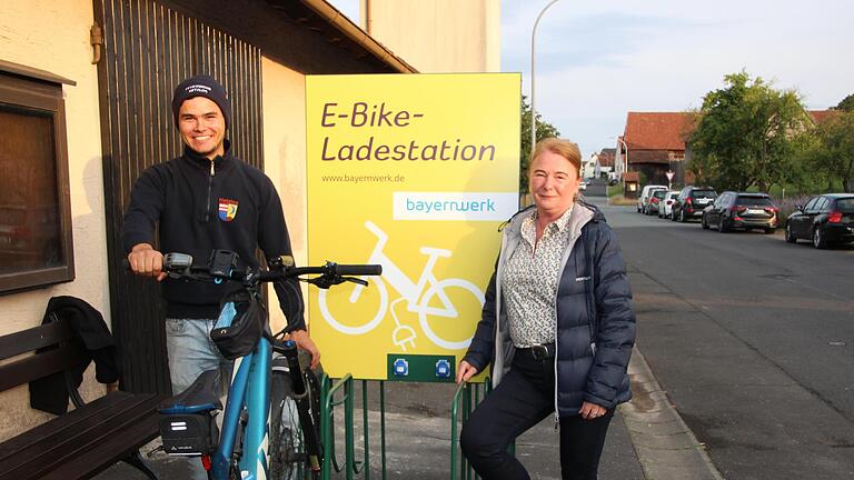 Projektleiter Johannes Kunder (links) und Bayernwerk-Repräsentantin Christine Pfaff (rechts) vor der neuen E-Bike-Ladestation, die das Bayernwerk spendierte.       -  Projektleiter Johannes Kunder (links) und Bayernwerk-Repräsentantin Christine Pfaff (rechts) vor der neuen E-Bike-Ladestation, die das Bayernwerk spendierte.