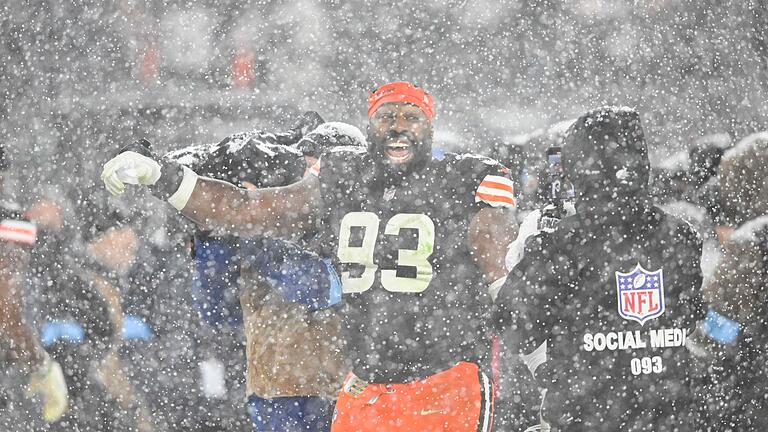 Cleveland Browns - Pittsburgh Steelers       -  Die Cleveland Browns jubelten nach dem Sieg gegen die Pittsburgh Steelers im Schnee.