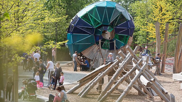 Auf dem Wasserspielplatz am Hubland kann das Urzeitmeer entdeckt werden.&nbsp;&nbsp;