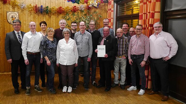 Freuen sich, dass der Gartenbauverein Hambach floriert (von links): Kreisvorsitzender Frank Bauer, Vorsitzender Sebastian Heuler, Kassiererin Bettina Schabel, Schriftführerin Monika Mattenheimer, der scheidende Kassier Walter Kölbl, die Beisitzer Angelika Kölbl und Sebastian Witzel, Zweiter Vorsitzender Edgar Winkler, das scheidende Vorstandsmitglied Rainer Hofmann, Kassenprüfer Thomas Schleippmann, Jubilar Reinhard Lutz (25 Jahre im Verein), Vorstandsmitglied a.D. Siegfried Mayer, Beisitzer Helmut Niklaus, Kassenprüfer Robert Dienebier, Beisitzer Klaus Schmitt sowie Bürgermeister Willi Warmuth.