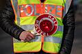Im Rahmen einer Kontrolle zogen Polizeibeamte eine stark alkoholisierte Frau, die mit ihrem Ford unterwegs war, sprichwörtlich aus dem Verkehr (Symbolbild)