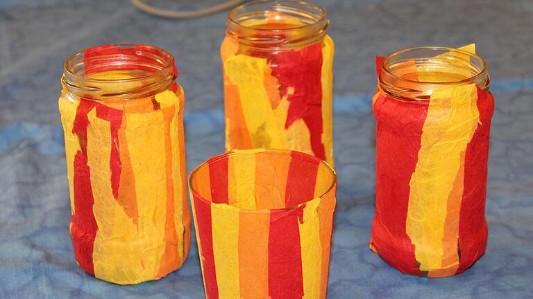 Feuergläser beklebten die Kinder der Offenen Hilfen im Haus der Lebenshilfe Main-Spessart in Wombach mit Seidenpapier. Feuergläser beklebten die Kinder der Offenen Hilfen im Haus der Lebenshilfe Main-Spessart in Wombach mit Seidenpapier.