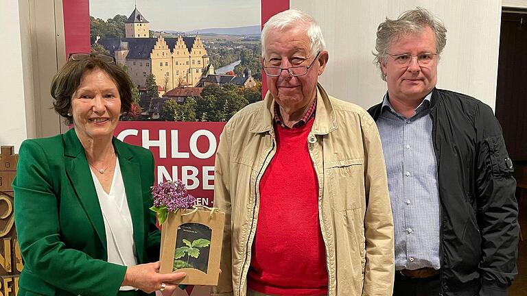 Die beiden Vorsitzenden des Fördervereins Schloss Mainberg, Christine Bender (links) und Thomas Horling (rechts), bedanken sich bei Hermann Rind für seine langjährige Tätigkeit als Schatzmeister.