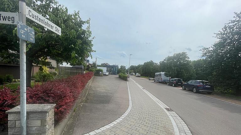 Als mit den Straßenausbaumaßnahmen in einigen Straßen, darunter auch die Custenlohrer Straße, begonnen wurde, hatte es die Straßenausbaubeiträge noch gegeben. Als mit den Straßenausbaumaßnahmen in einigen Straßen, darunter auch die Custenlohrer Straße, begonnen wurde, hatte es die Straßenausbaubeiträge noch gegeben.