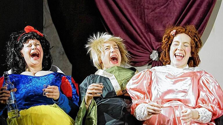 Gut gelaunt: (von links) Schneewittchen (Sylvia Legner), Rapunzel (Mascha Obermeier) und Dornröschen (Caroline Korn).