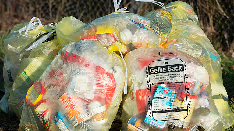 Der Gelbe Sack - ARCHIV - Gelbe Säcke stehen an einem Grundstück zur Abholung bereit am 11.03.2014 in Sieversdorf (Brandenburg). Der Gelbe Sack - ARCHIV - Gelbe Säcke stehen an einem Grundstück zur Abholung bereit am 11.03.2014 in Sieversdorf (Brandenburg).