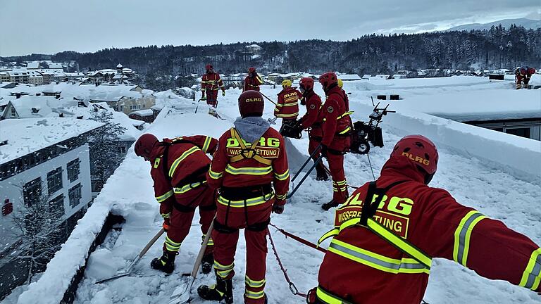 Über 500 Helfer der bayerischen DLRG, auch aus Unterfranken, sind im Schnee-Einsatz in den Alpen. Über 500 Helfer der bayerischen DLRG, auch aus Unterfranken, sind im Schnee-Einsatz in den Alpen.