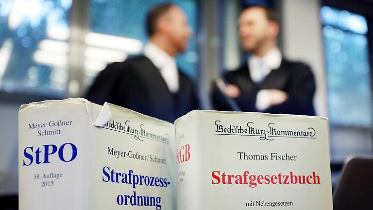 Wegen dubioser Falschgeld-Geschäfte stehen am Freitag fünf Mitglieder eines Familienclans vor dem Landgericht Würzburg - aber nicht im Gerichtssaal. Wegen der vielen Beteiligten wurde der Prozess in die Festhalle am Wöllrieder Hof in Rottendorf verlegt. Wegen dubioser Falschgeld-Geschäfte stehen am Freitag fünf Mitglieder eines Familienclans vor dem Landgericht Würzburg - aber nicht im Gerichtssaal. Wegen der vielen Beteiligten wurde der Prozess in die Festhalle am Wöllrieder Hof in Rottendorf verlegt.