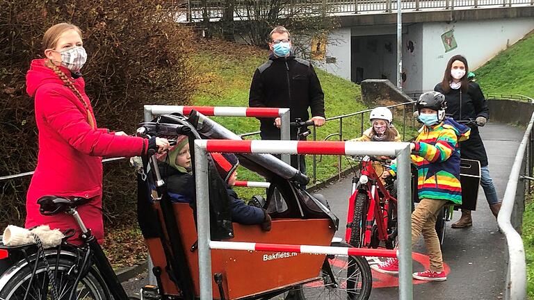 Die Schikanen an der Bahnhofunterführung sehen die Grünen als eine erhebliche Behinderung, zum Beispiel für Radfahrer mit Kinderanhänger. Im Bild: Magdalena Eder, Timo Scheblein und Anette Häfner. Die Schikanen an der Bahnhofunterführung sehen die Grünen als eine erhebliche Behinderung, zum Beispiel für Radfahrer mit Kinderanhänger. Im Bild: Magdalena Eder, Timo Scheblein und Anette Häfner.