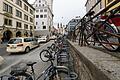Blick auf den Platz zwischen Rathaus und Alter Mainbrücke. Taxis und Fahrräder bestimmen derzeit dort noch das Bild.