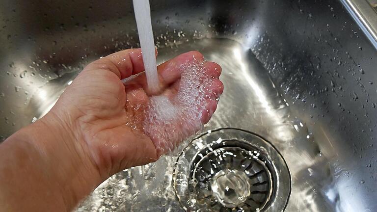 Die Quellen bei Zell am Main im Landkreis Würzburg versorgen die Hälfte der Bevölkerung der Stadt Würzburg mit sauberem Trinkwasser, also rund 65.000 Menschen. Die Quellen bei Zell am Main im Landkreis Würzburg versorgen die Hälfte der Bevölkerung der Stadt Würzburg mit sauberem Trinkwasser, also rund 65.000 Menschen.