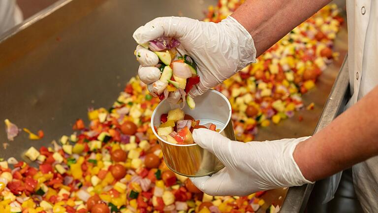 Frisch geschnittenes Gemüse, wo sonst Fleisch verarbeitet wird: Die Metzgerei Hornung hat ihr Sortiment erweitert und bietet nun auch vegetarische und vegane Gerichte in Dosen an.