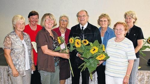 Der Seniorenkreis St. Kilian verabschiedete Pfarrer Reinhold Schmitt, der Haßfurt verlässt. Unser Bild zeigt (von links) Doris Jüngling, Gisela Biller, die Leiterin Elfi Hülß, Käthe Müller, Pfarrer Schmitt, Rosi Waldvogel, Elfriede Dirschbacher und Marga Höhn. Der Seniorenkreis St. Kilian verabschiedete Pfarrer Reinhold Schmitt, der Haßfurt verlässt. Unser Bild zeigt (von links) Doris Jüngling, Gisela Biller, die Leiterin Elfi Hülß, Käthe Müller, Pfarrer Schmitt, Rosi Waldvogel, Elfriede Dirschbacher und Marga Höhn.