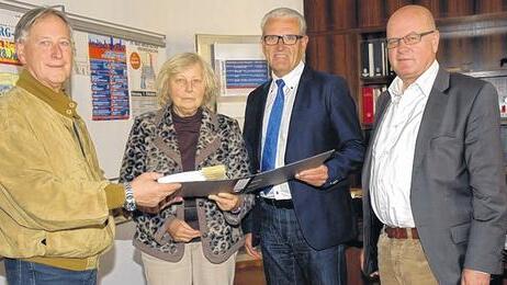 Unterschriftenlisten übergeben: Die Bürgerinitiative für den Erhalt der Stadthalle hat am Mittwoch die Unterschriftenlisten im Rathaus abgegeben. Hannelore Balling-Schmid und Franz Moser (links) überreichten den Ordner mit genau 1560 Unterschriften an Bürgermeister Bruno Altrichter und geschäftsleitenden Beamten Michael Weiß (rechts). Innerhalb von nur einer Woche hatte die Initiative die Unterschriften gesammelt und spricht von einem &bdquo;enormen Zuspruch aus allen Stadtteilen und allen Bevölkerungsschichten&ldquo;. Nun werden die Listen geprüft. Altrichter geht jedoch davon aus, dass genügend gültige Unterschriften zusammenkommen. Wenn der Stadtrat noch im Oktober das Bürgerbegehren anerkennt, muss innerhalb von drei Monaten der Bürgerentscheid erfolgen.