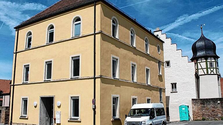 Grünes Licht vom Stadtrat: Die Stadt Gerolzhofen wird das ehemalige, unter Denkmalschutz stehende Gefängnisgebäude im Hof der Verwaltungsgemeinschaft an Privat verkaufen. Grünes Licht vom Stadtrat: Die Stadt Gerolzhofen wird das ehemalige, unter Denkmalschutz stehende Gefängnisgebäude im Hof der Verwaltungsgemeinschaft an Privat verkaufen.