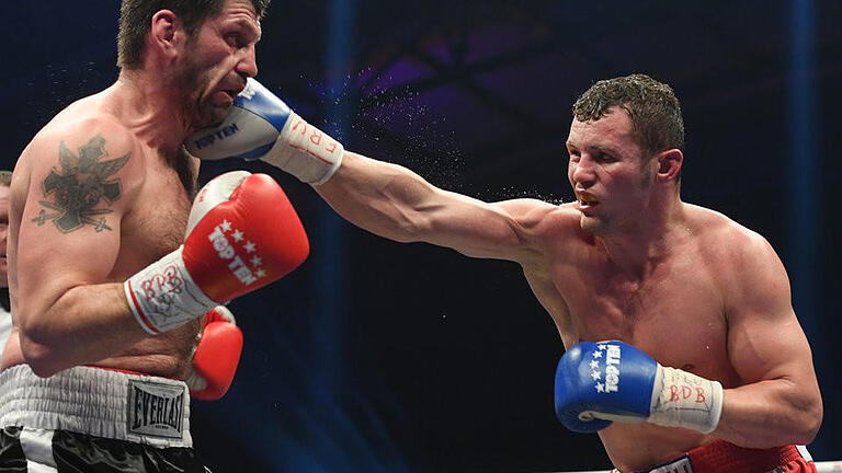 Treffer - Robert Stieglitz setzt einen Treffer gegen Nikola Sjekloca. Foto: Hendrik Schmidt Treffer - Robert Stieglitz setzt einen Treffer gegen Nikola Sjekloca. Foto: Hendrik Schmidt
