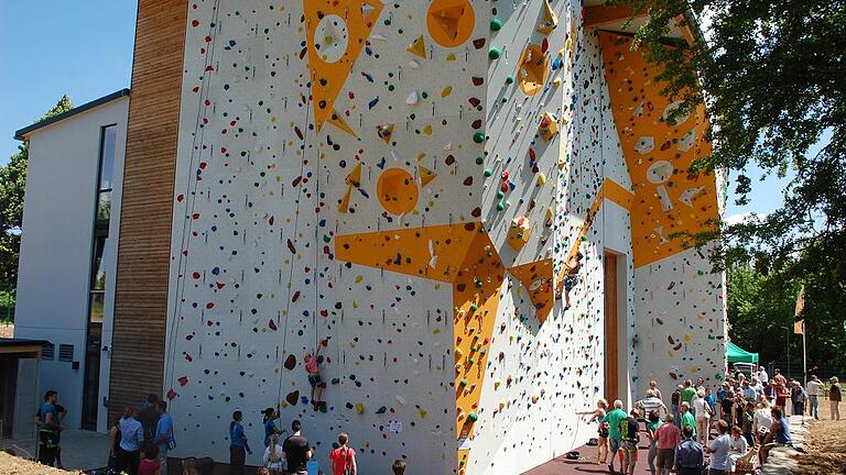 Die neue Außenwand im Kletterzentrum des Alpenvereins an den Hundertäcker bietet beeindruckende 72 farblich markierte Routen. Die neue Außenwand im Kletterzentrum des Alpenvereins an den Hundertäcker bietet beeindruckende 72 farblich markierte Routen.