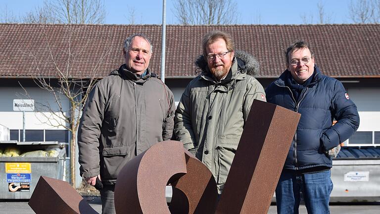 Februar 2018:  Jan Peter Kranig (rechts) mit Kulturamtsleiter Peter Häring (links) und dem Bildhauer Kurt Grimm vor der Skulptur 'Entwicklung', die vor der Alten Turnhalle aufgestellt werden soll.