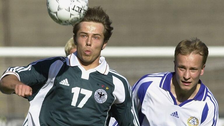 Im Nationaltrikot: Bernd Korzynietz spielte für die deutsche U-21-Auswahl, hier im Juni 2001 gegen Finnland. Im Nationaltrikot: Bernd Korzynietz spielte für die deutsche U-21-Auswahl, hier im Juni 2001 gegen Finnland.