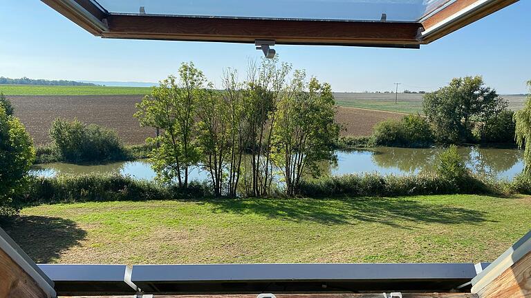 Auf dem Strehlhof bei Volkach entstehen auf der früheren Gewerbefläche des Modelabels Minx acht Luxuswohnungen. Blick aus dem Fenster des Bestandsgebäudes, das mittlerweile abgerissen ist. Auf dem Strehlhof bei Volkach entstehen auf der früheren Gewerbefläche des Modelabels Minx acht Luxuswohnungen. Blick aus dem Fenster des Bestandsgebäudes, das mittlerweile abgerissen ist.
