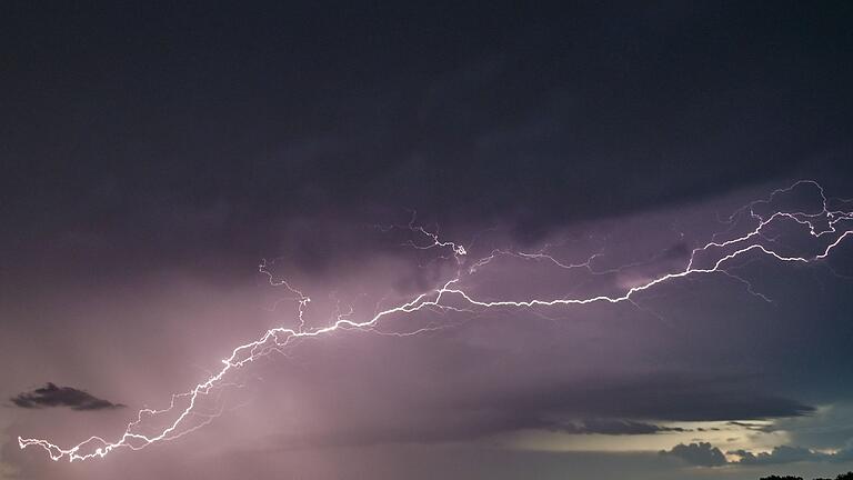 Gewitter über Brandenburg       -  Wolkenentladungen bleiben innerhalb einer Gewitterwolke. (Archivbild)