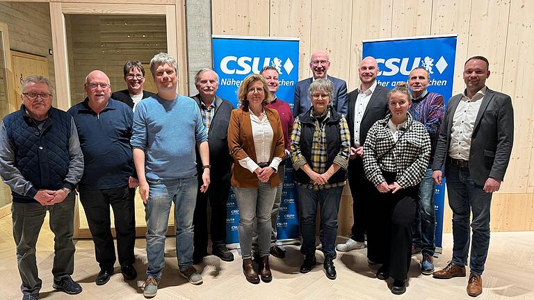 Die neugewählte Vorstandschaft mit ihrem ersten Vorsitzenden Andreas Goller (Vierter von rechts), sowie den stellvertretenden Vorsitzenden Stefan Pfister (Fünfter von rechts), Martin Pensel (Zweiter von rechts) und Michaela Wettering (nicht auf dem Bild) sowie Bürgermeisterkandidat Felix Zirkelbach (Dritter von rechts).