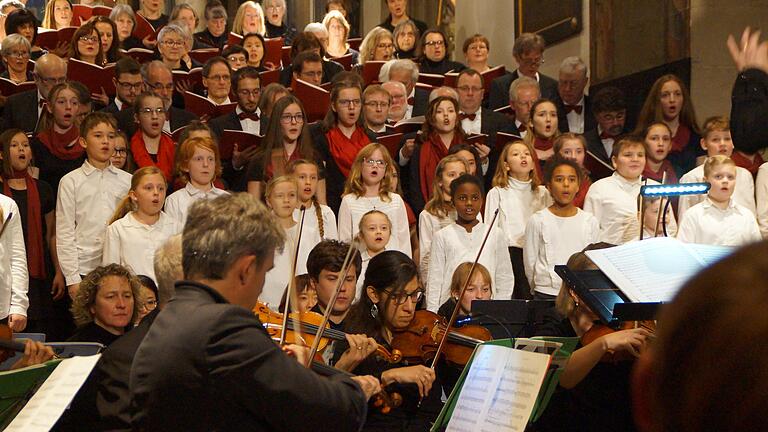 Die Kinder- und Jugendkantorei und die Kantorei St. Johannis, dazu der Mädchenchor 'Junge Stimmen Schweinfurt' vereinigten sich beim Weihnachtskonzert zu einem großen Klangkörper. Die Kinder- und Jugendkantorei und die Kantorei St. Johannis, dazu der Mädchenchor 'Junge Stimmen Schweinfurt' vereinigten sich beim Weihnachtskonzert zu einem großen Klangkörper.