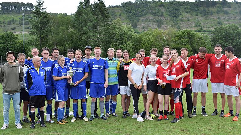 Die Sieger beim Freizeitmannschaften-Turnier heißen '1. FC Wadenkrampf' und 'Stahlbauch lang'.