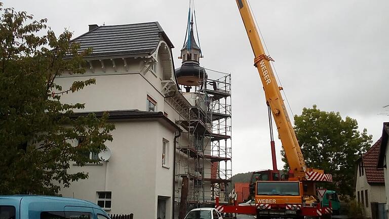 Im Zuge der Renovierung erhält das &quot;Englert-Haus&quot; nun auch einen originalgetreuen Zwiebelturm.